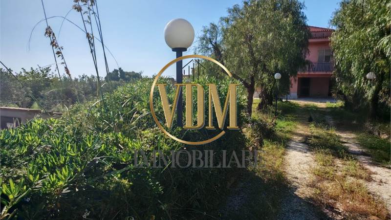 Villa con Vista Panoramica e Ampio Giardino