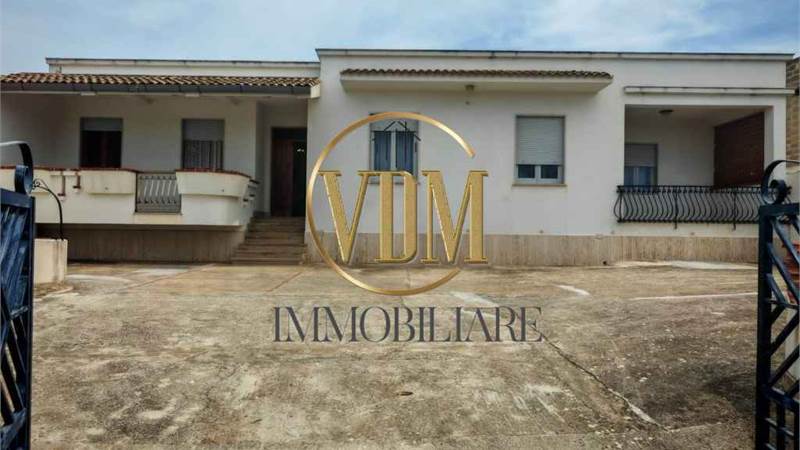  Spaziosa Villa con Ampio Giardino e Dependance