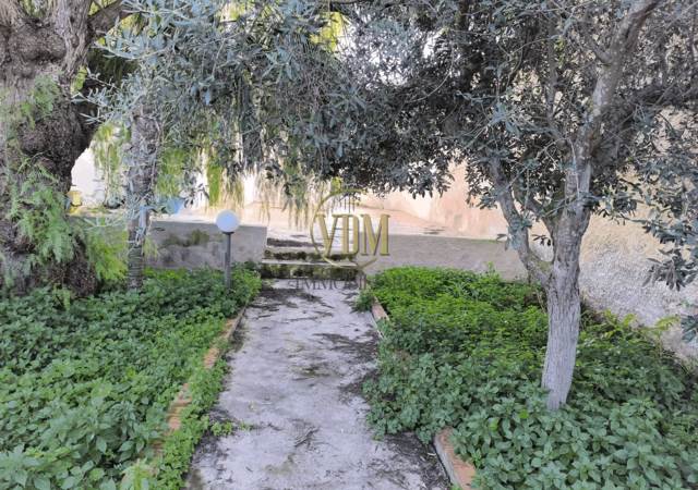 VILLA SINGOLA (90 M²) CON GIARDINO PRIVATO E FOTOVOLTAICO: PRONTA PER ESSERE ABITATA