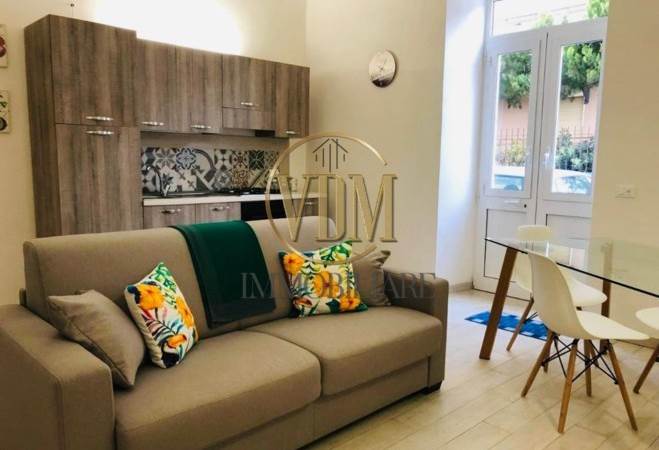 Prestigioso Piano Terra a Porta Garibaldi: Eleganza Moderna e Versatilità 