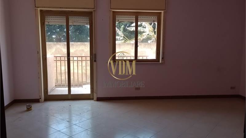 Ampio e Luminoso trilocale con Veranda di 30mq – Via Mazara