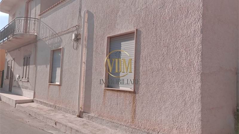 VENDITA  CASA SINGOLA CONTRADA CIANCIO CON TERRENO  E MAGAZZINO